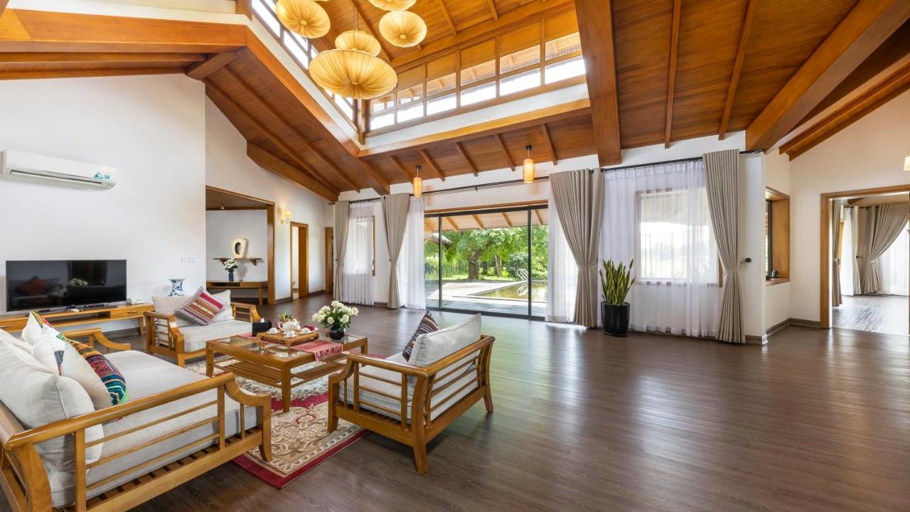 Phòng khách căn Grand Suite tại Serena Resort Hòa Bình